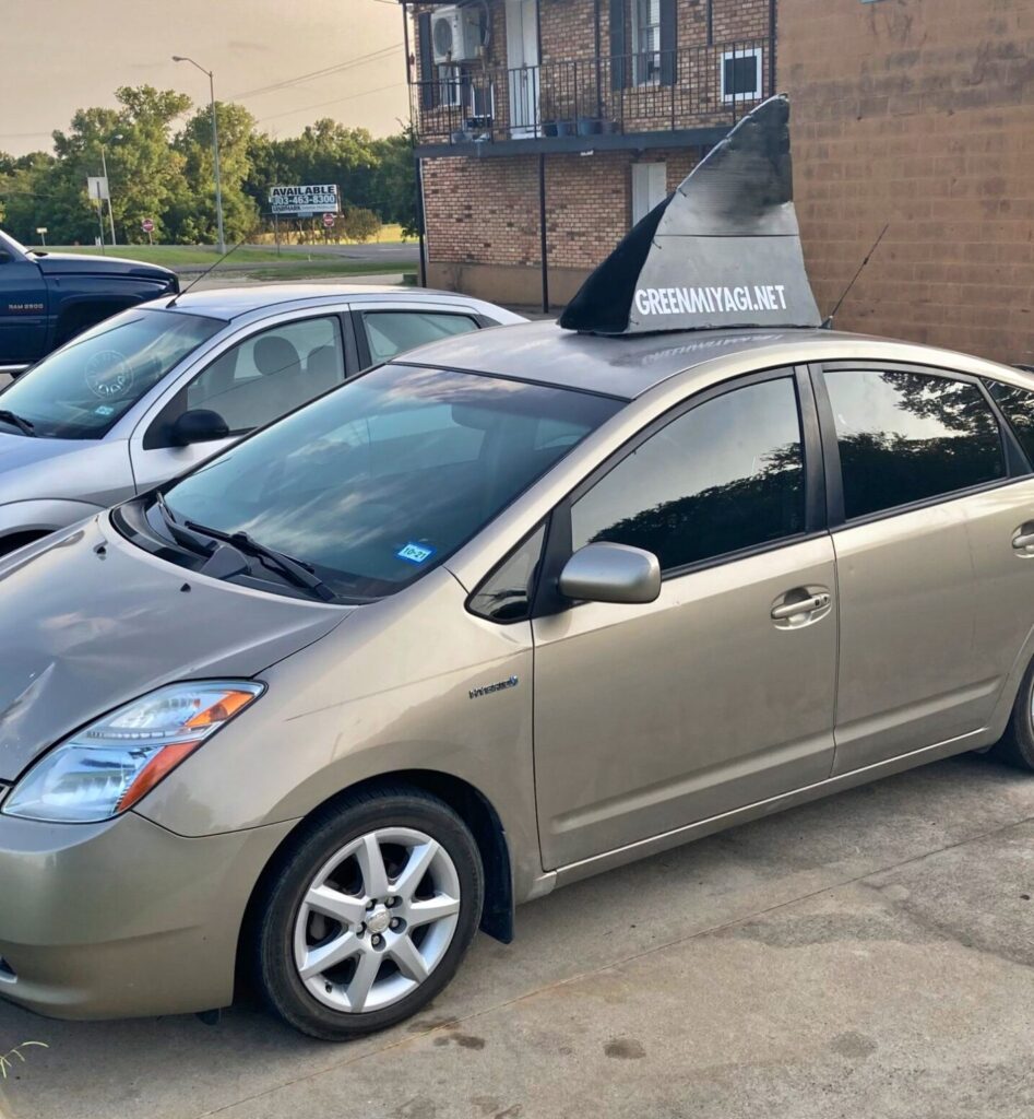 prius with shark fin drivers side